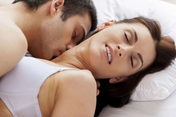 Hombre emocionado y mujer en la cama