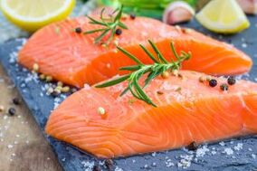 Filete de salmón en la dieta de un hombre con libido disminuida.