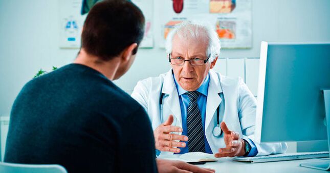 Un médico aconseja a un hombre sobre medicamentos para mejorar la potencia.