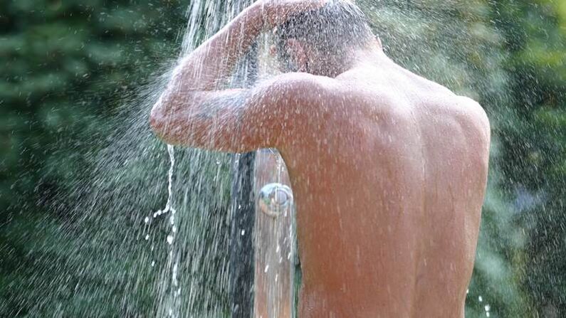 Una ducha de contraste ayuda a un hombre a animarse y aumenta la potencia. 