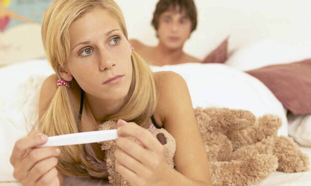 Niña con prueba de embarazo